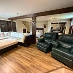 Lovely Cottage With Heated Swimming Pool